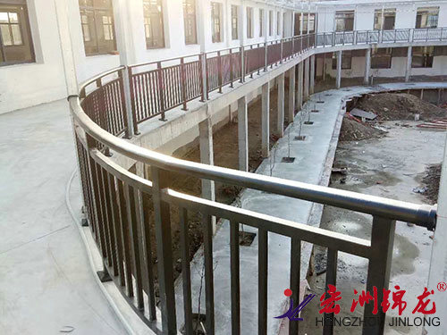 鋅鋼陽(yáng)臺(tái)護(hù)欄實(shí)拍